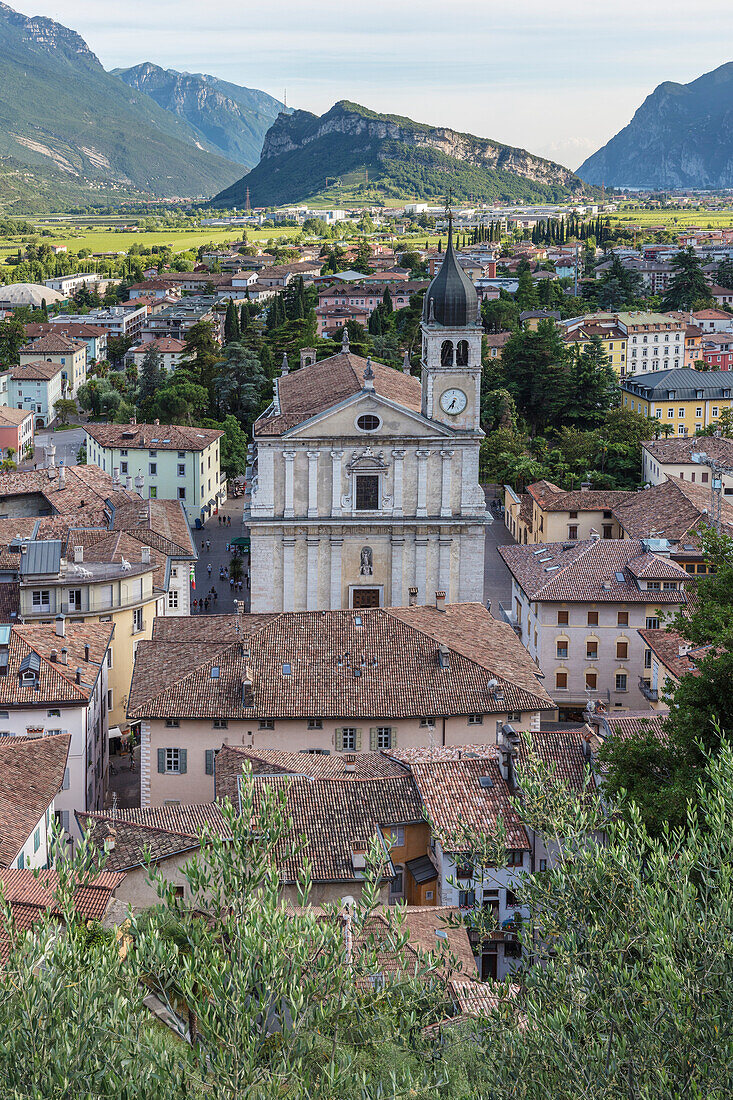 Ein Blick auf Arco von der Burg, Provinz Trient, Trentino-Südtirol, Italien
