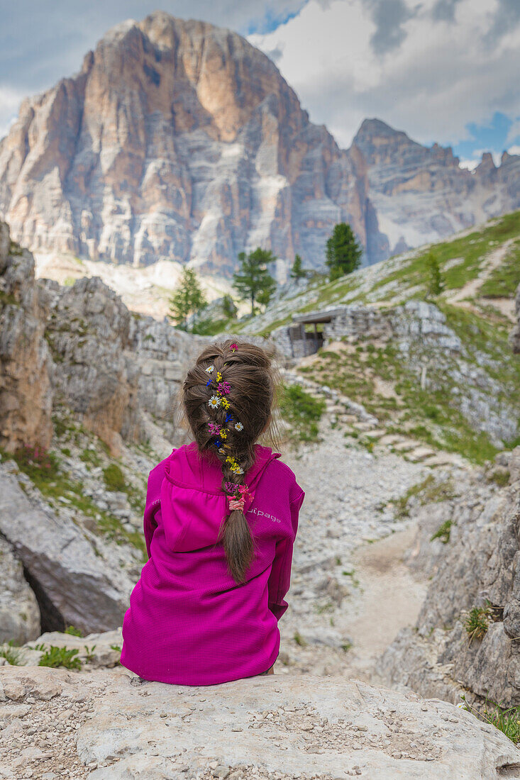 Mädchen vor Tofana di Rozes, Cortina d'Ampezzo, Provinz Belluno, Venetien, Italien, Europa