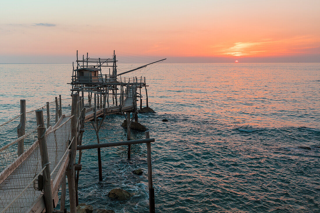 Trabocco ist eine alte Fischereimaschine, die typisch für die Küste von Abruzzo, Adria, Italien ist.