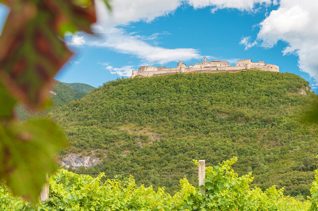 Blick auf Schloss Beseno, die größte feudale Festung im gesamten Trentino, Italien