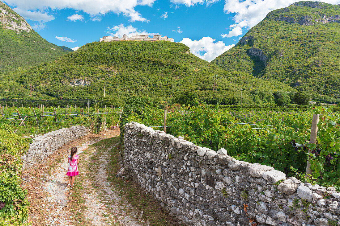 Blick auf Schloss Beseno, die größte feudale Festung im gesamten Trentino, Italien