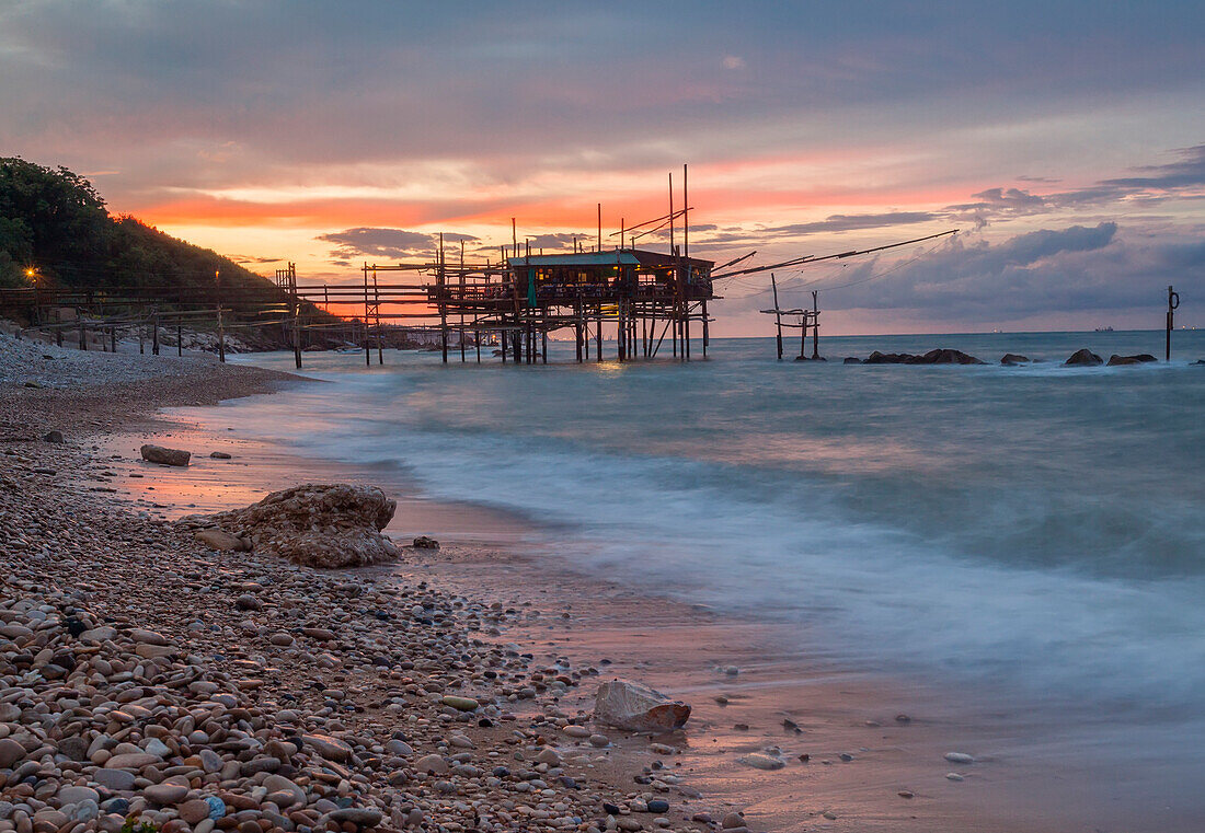 Sonnenuntergang über der Adria in Trabocchi Küste San Vito Chietino, Chieti Bezirk Ortona Abruzzo, Italien, Europa