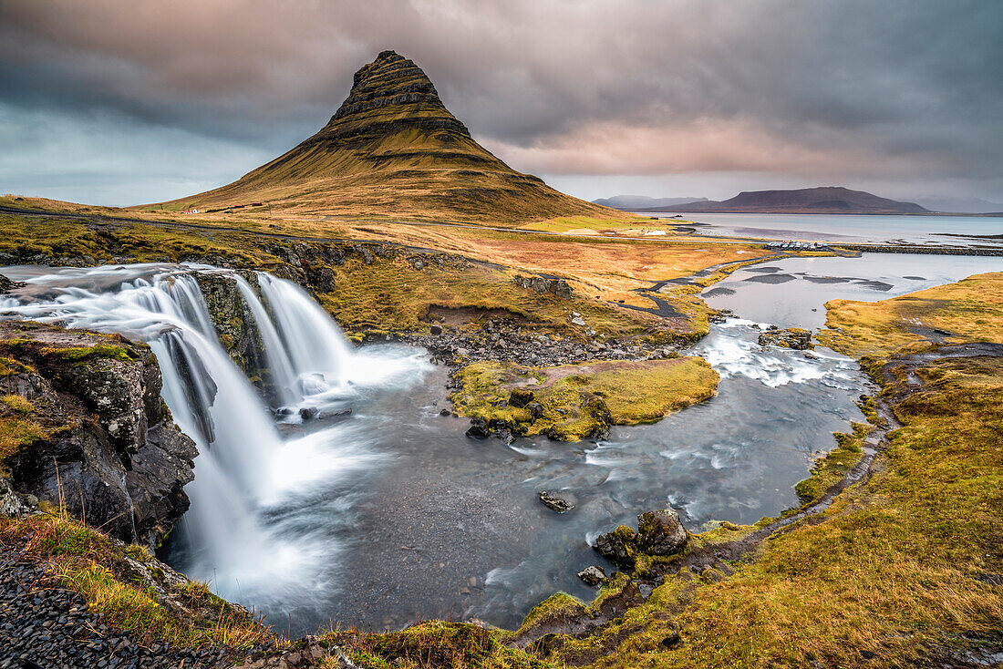 Grundafjördur, Halbinsel Snaefellsnes, Westisland, Island, Kirkjufell und Kirkjufellfoss Wasserfall