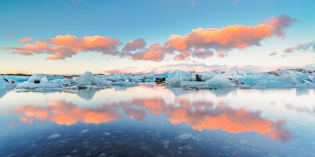 Jokulsarlon, Eastern Iceland, Iceland, Northern Europe, The iconic little icebergs lined in the glacier lagoon during a sunrise