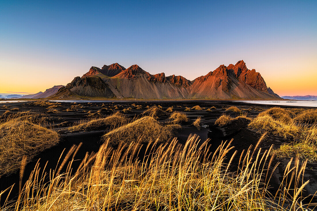 Stokksnes, Höfn, Ost-Island, Island, Vestrahorn Berg und die schwarzen Sanddünen bei Sonnenuntergang