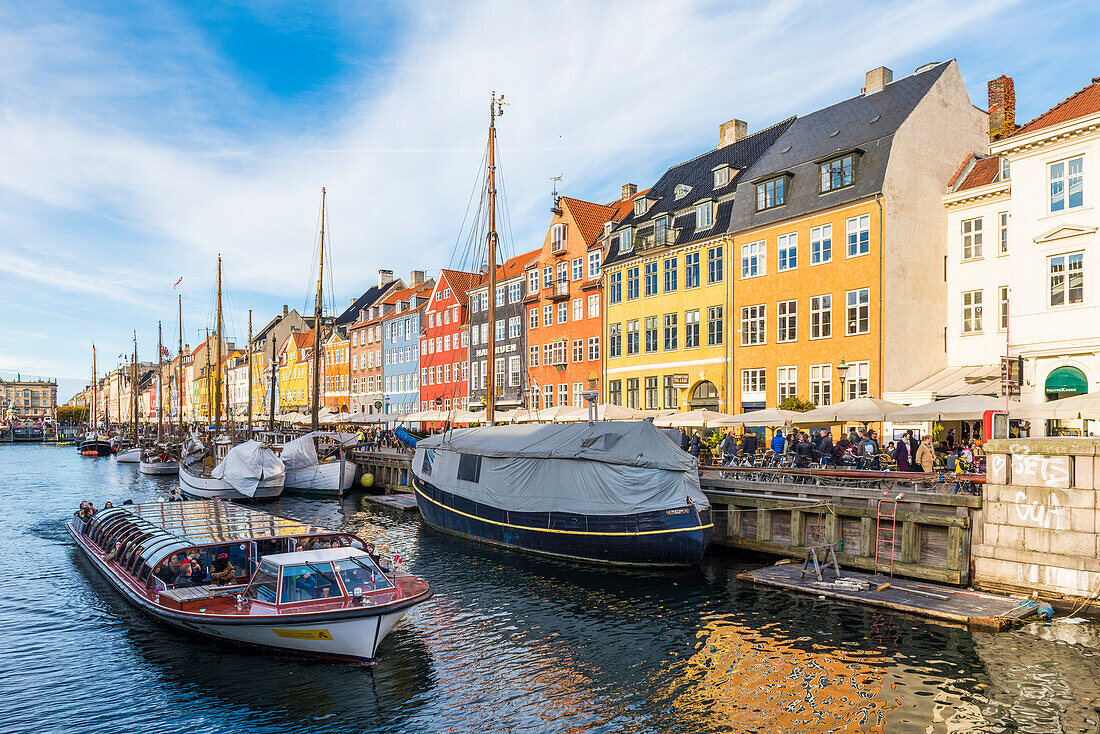 Denmark, Hovedstaden, Copenhagen, Colourful buildings along the 17th century waterfront of Nyhavn