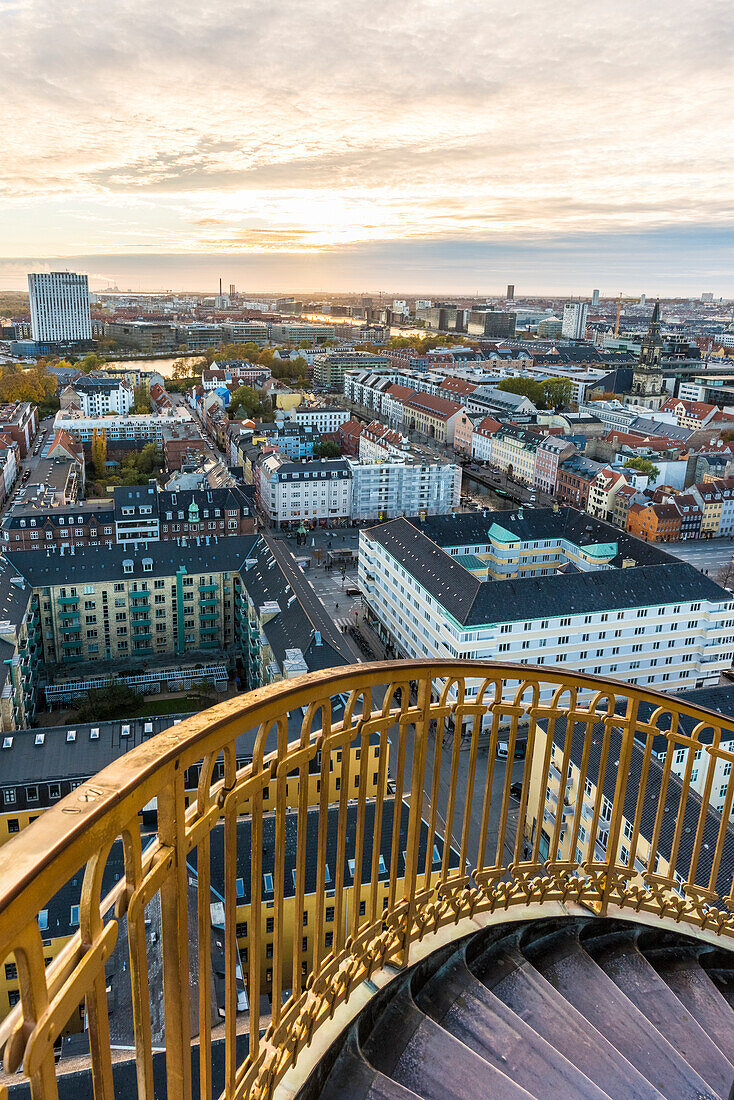 Kopenhagen, Hovedstaden, Dänemark, Nordeuropa, Erhöhte Ansicht von Kopenhagen Altstadt von der Spitze der Kirche unseres Erlösers