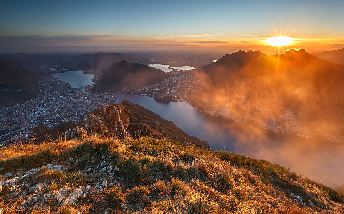 Roter und nebliger Sonnenuntergang über Lecco, Comer See, Lombardei, Italien, Europa