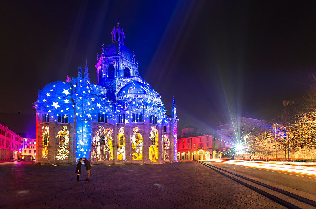 Zwei Liebende vor der Kathedrale in der Weihnachtszeit, Como, Comer See, Lombardei, Italien, Europa