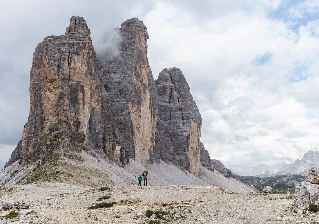 Sexten, Dolomiten, Südtirol, Provinz Bozen, Italien, Wanderer bewundern die Drei Zinnen