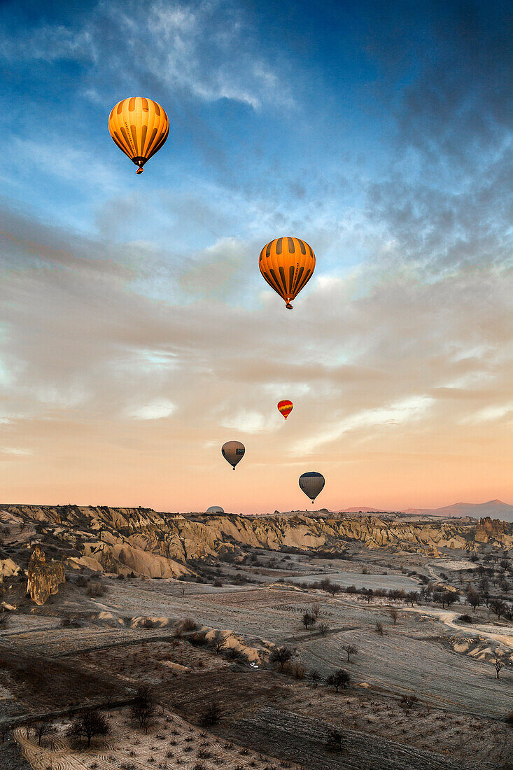 Heißluftballons fliegen auf Göreme, Kappadokien, Türkei