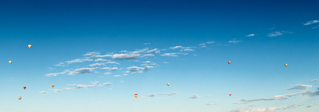 Heißluftballons am Himmel der Türkei, Göreme, Kappadokien, Türkei