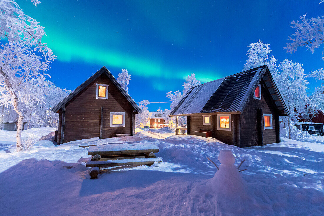 Nordlichter über Häuser von Abisko, Abisko, Abisko Nationalpark, Norbottens Ian, Schweden, Europa