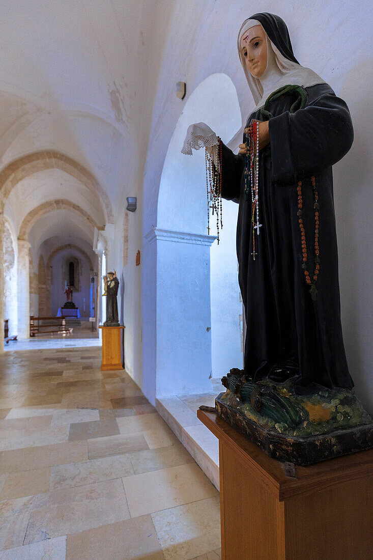 Statuen in Santa Maria Abtei, San NicaolaIsland, Tremiti Inseln, Foggia, Apulien, Italien