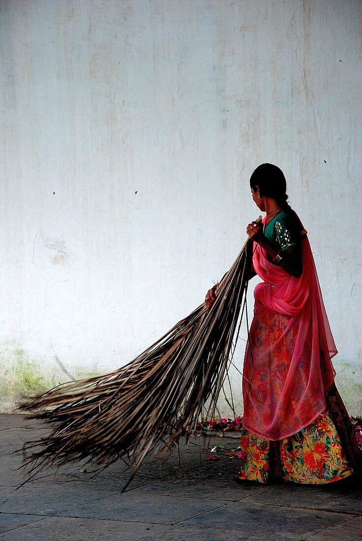 Udaipur, Rajasthan, Indien, Eine Frau bei der Arbeit mit typischen Kleid