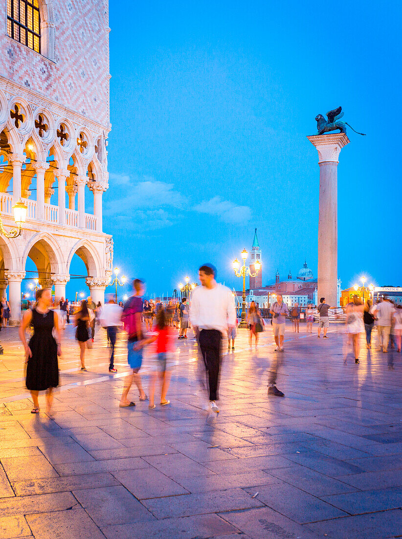 Venedig in der Dämmerung, San Mark Square voller Touristen nach Sonnenuntergang, Italien