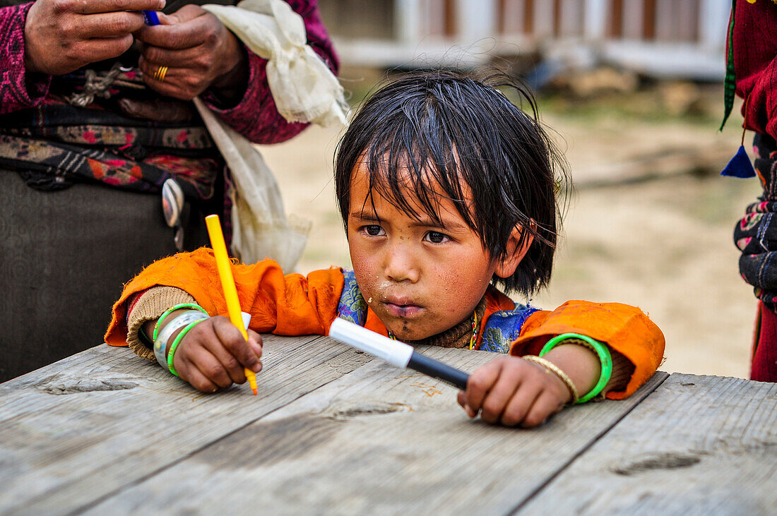 Kind spielt mit farbigen Stiften, Rasuwa Bezirk, Bagmati Region, Nepal, Asien