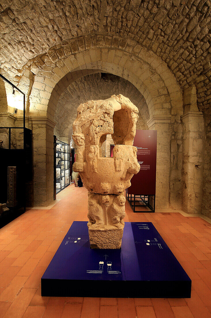 Unterirdisch des Heiligen Michael Archangel Sanctuary mit archäologischen Funden, Apulien, Italien