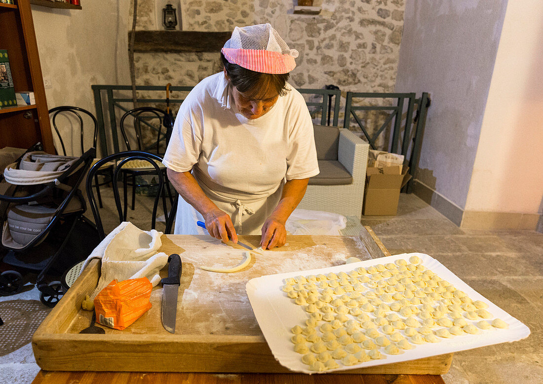 Lady Vorbereitung der Orecchiette, Vieste Dorf, Foggia Bezirk, Apulien, Italien