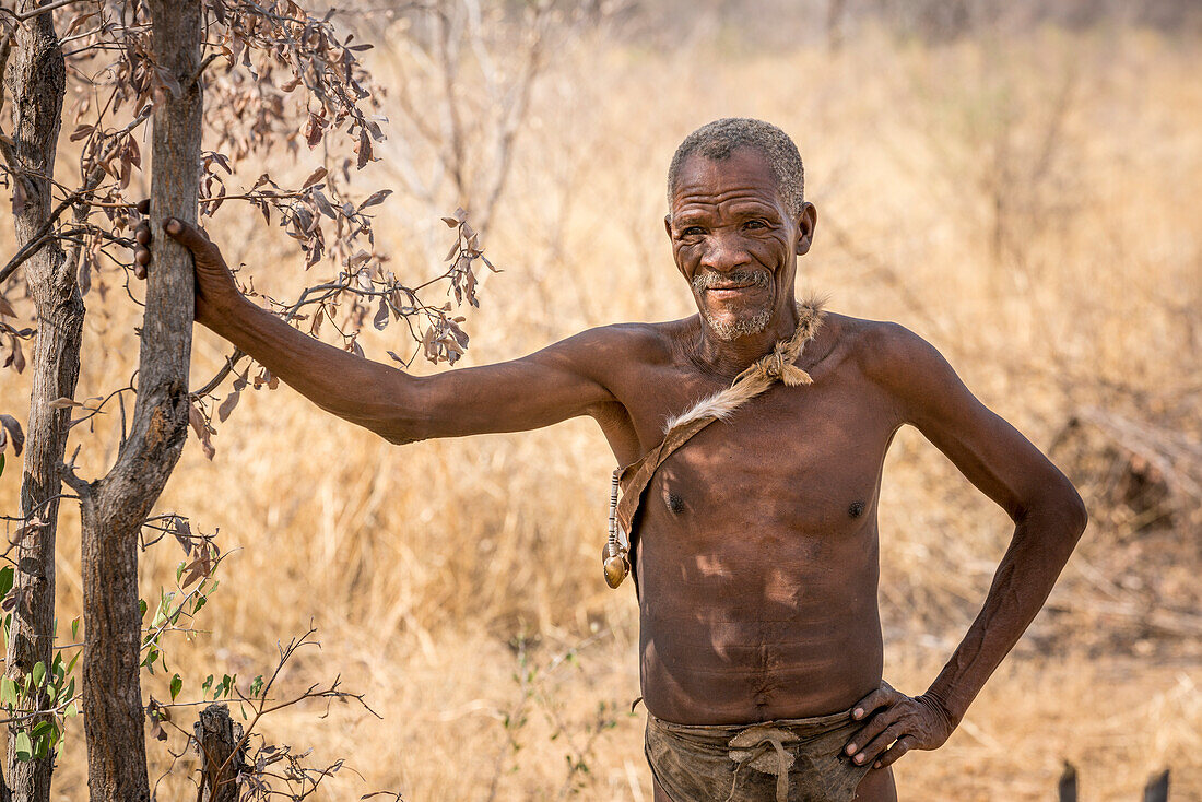 Saan-Mann im Buschmann-Jäger-lebenden Geschichtsdorf, Grashoek, Otjozondjupa, Namibia, Afrika