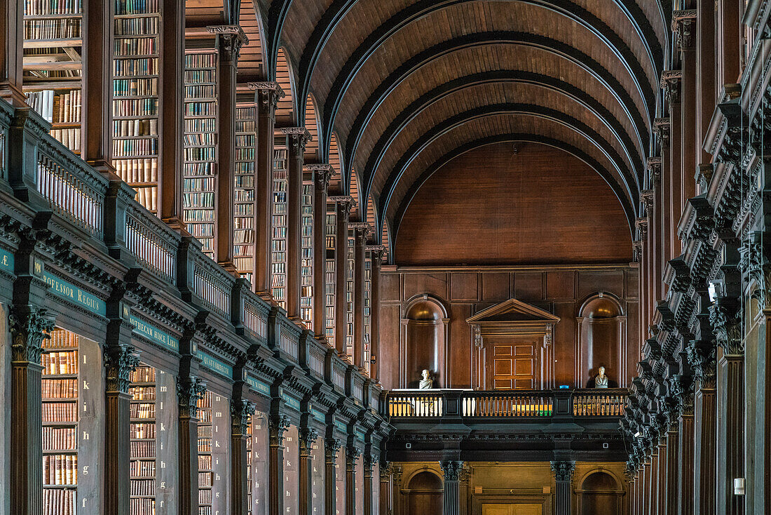 Irland, Dublin, Trinity College, Gebäude der alten Bibliothek, Langes Zimmer, Interieur