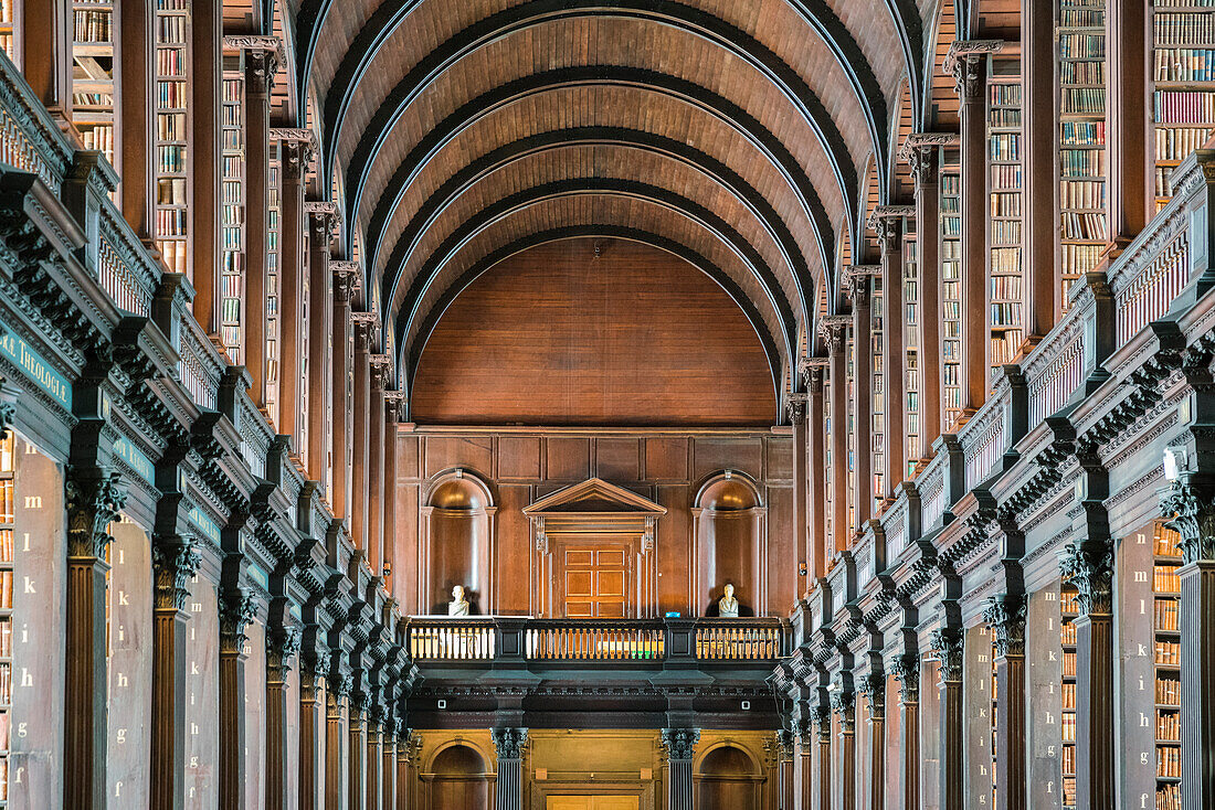 Irland, Dublin, Trinity College, Gebäude der alten Bibliothek, Langes Zimmer, Interieur