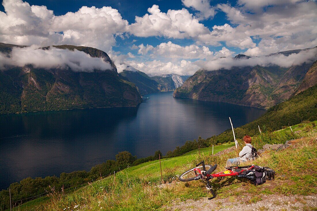 Sognefjord, Norwegen, Ein Radfahrer genießen eine wohlverdiente Ruhe bewundern den Fjord