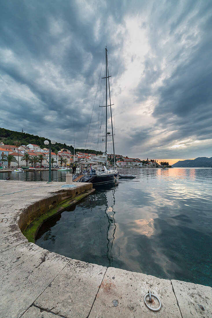 Sonnenuntergang vom Hafen von Korcula (Korcula, Insel Korcula, Gespanschaft Dubrovnik-Neretva, Region Dalmatien, Kroatien, Europa)