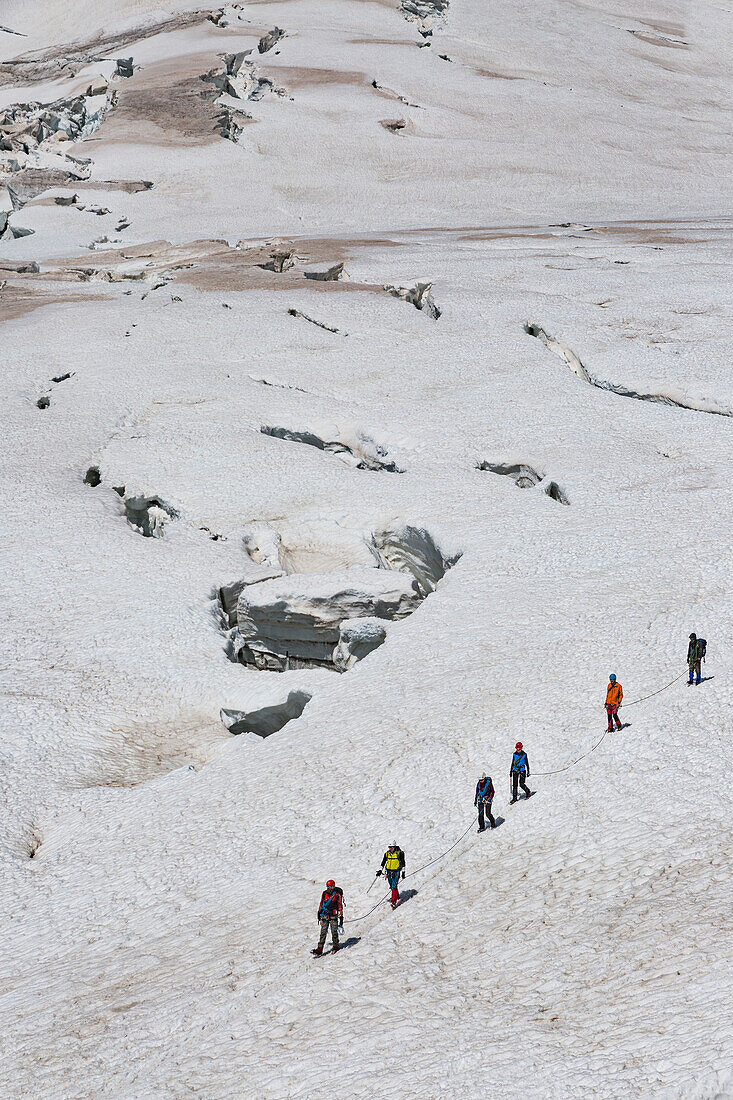 Bergsteiger gehen auf dem Lys-Gletscher in der Nähe der Gnifetti-Schutzhütte im Monte-Rosa-Massiv (Gressoney, Lys-Tal, Aostatal, Aostatal, Italien, Europa)