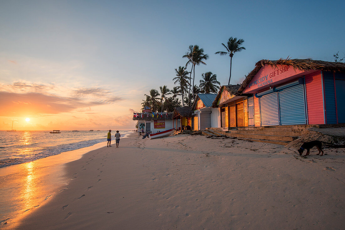 Bavaro Strand, Bavaro, Higuey, Punta Cana, Dominikanische Republik, Strandhütten bei Sonnenaufgang