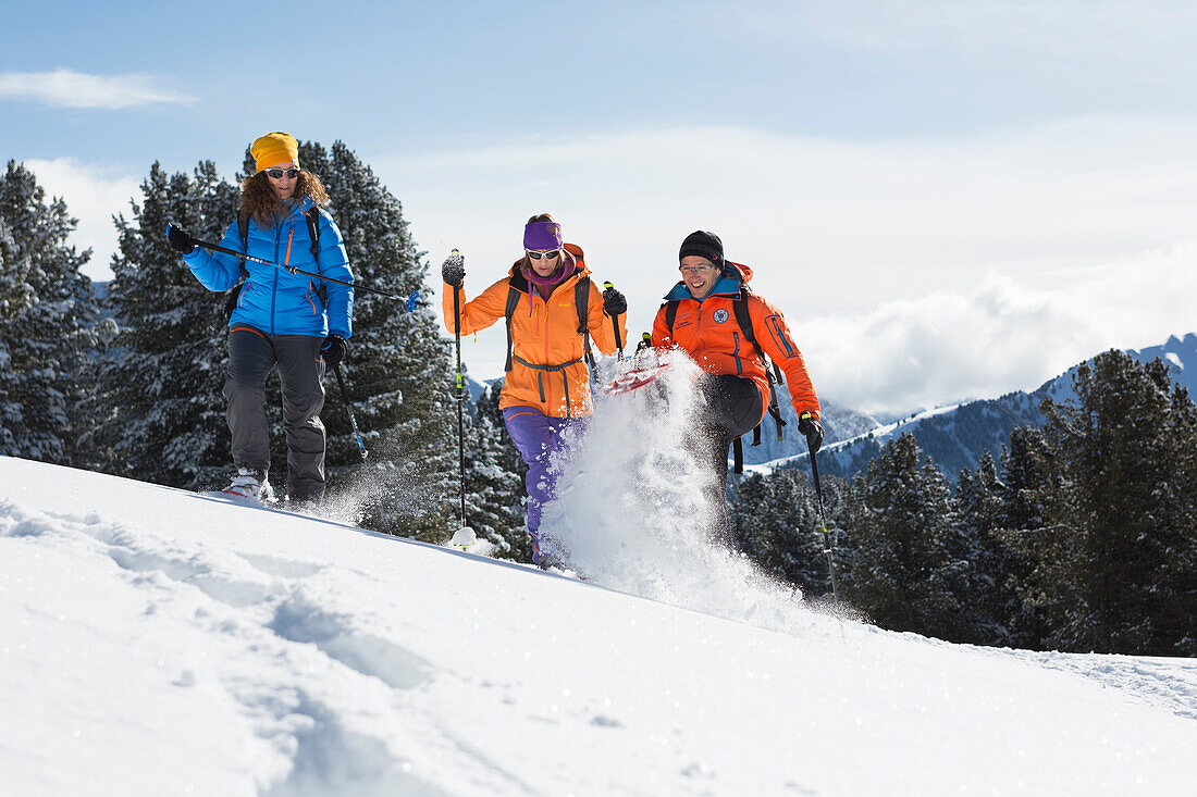 eine Gruppe von Wanderern, die während eines Schneeschuhwanderns in Gröden, Provinz Bozen, Südtirol, Trentino-Südtirol, Italien, Europa