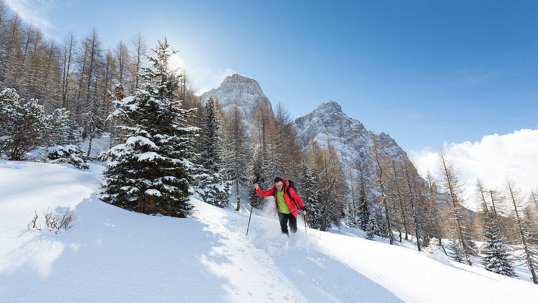 ein Blick auf einen Wanderer in den frischen Schnee mit dem Monte Pelmo im Hintergrund, Provinz Belluno, Venetien, Italien, Europa