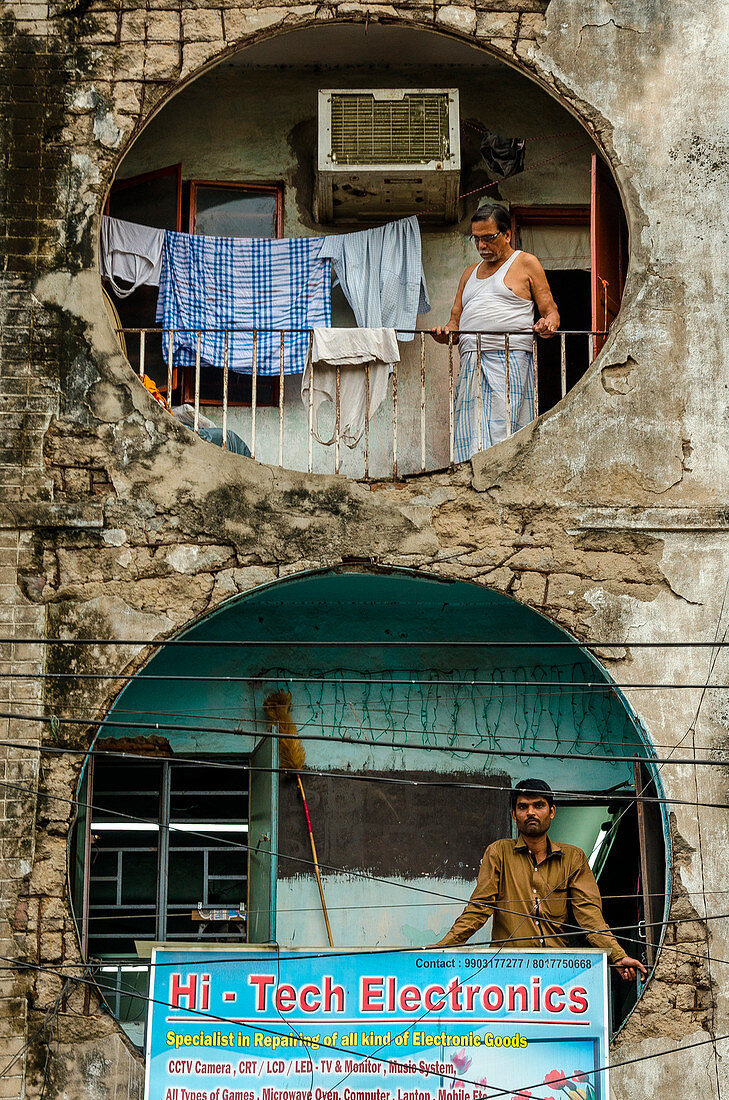 Kolkata, Westbengalen, Indien, Männer auf ihren Balkonen in der Innenstadt