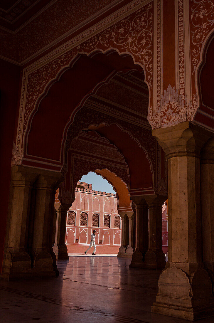 Jaipur, Rajasthan, Indien, Ein Mann unter dem Diwan-I-Khas im Jaipur City Palace