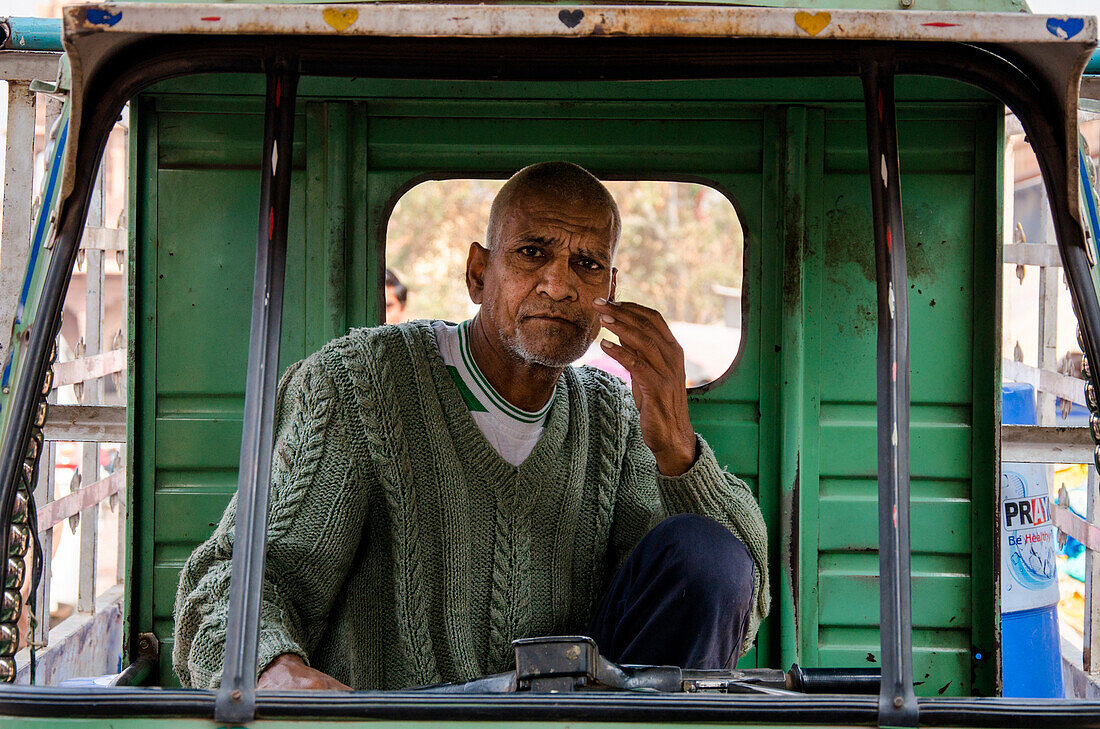 Jodhpur, Rajasthan, Indien, Porträt eines Tuk-Tuk-Fahrer in