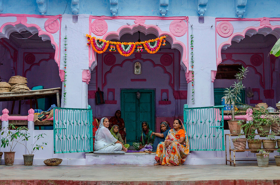 'Jodhpur, Rajasthan, Indien, Frauen entspannen sich vor dem Abendessen in den Straßen von Jodhpur, auch bekannt als ''Die Blaue Stadt'' für die Farbe ihrer Gebäude'