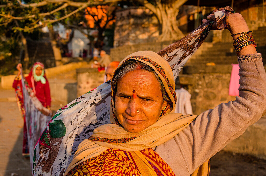 Maheshwar, Madhya Pradesh, India, Women drying their saris on the Ghats