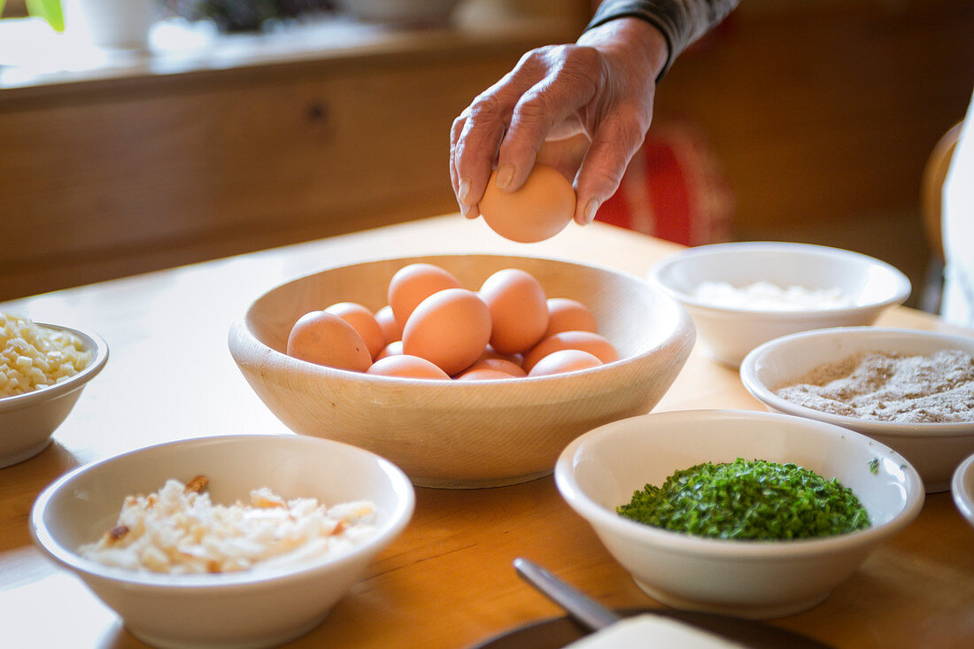 ein Chef bereitet ein traditionelles lokales Essen mit Eiern vor, Provinz Bozen, Südtirol, Italien