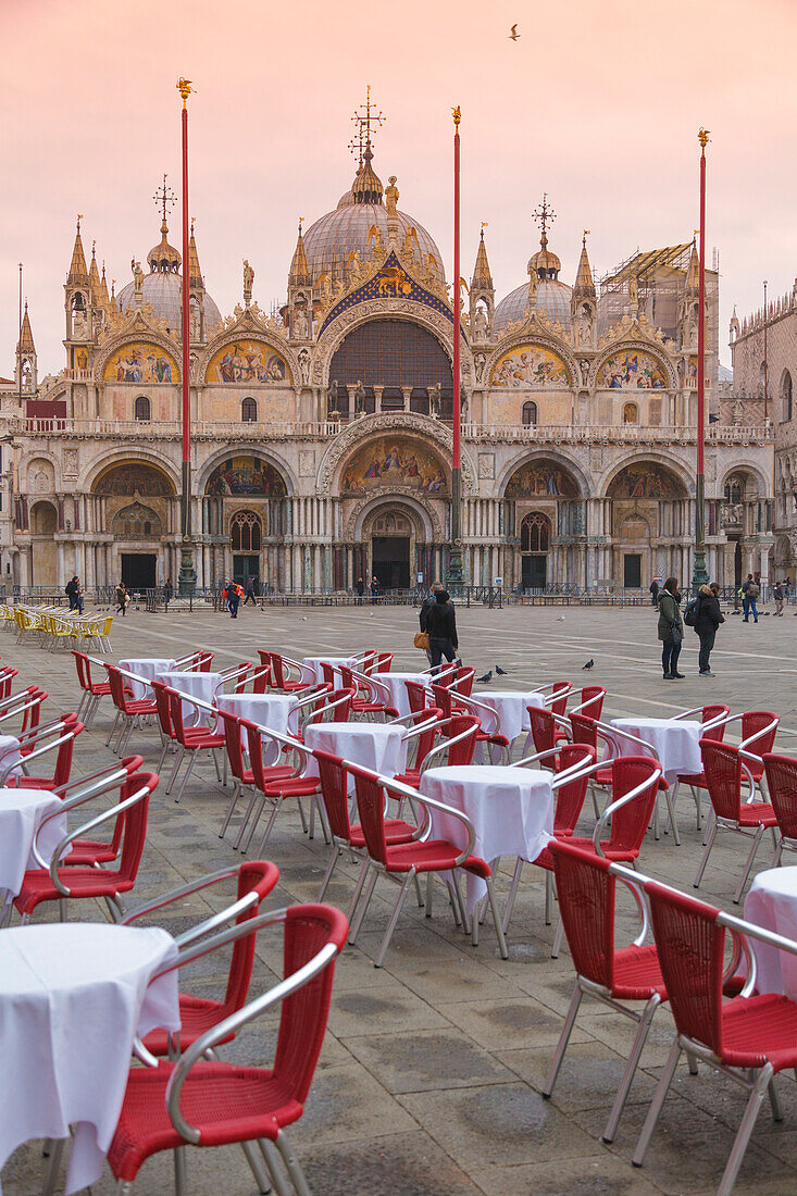 Europa, Italien, Venetien, Venedig, Reihen von Stühlen und Tischen im Outdoor-Café in St, Mark Square