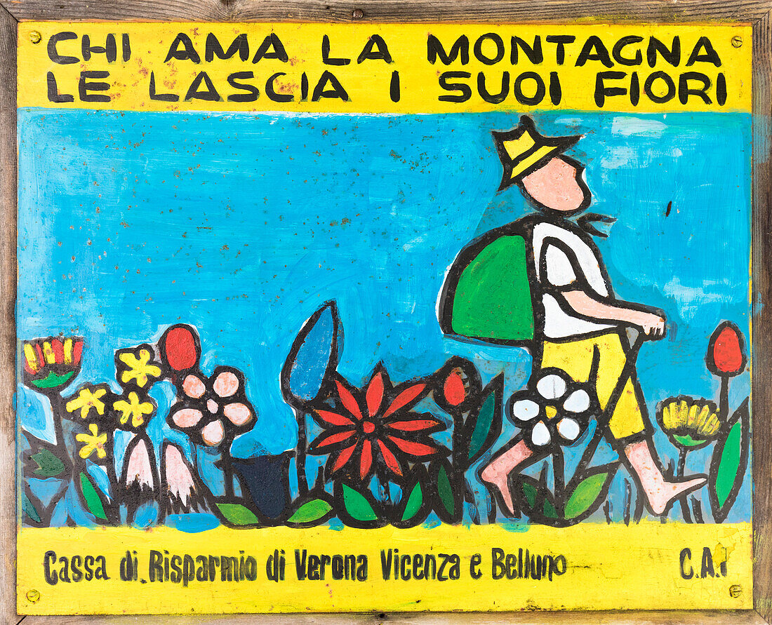 Europa, Italien, Venetien, Agordino, Dolomiten, Vintage Schild entlang eines Weges, jeder, der den Berg liebt, verlässt ihre Blumen