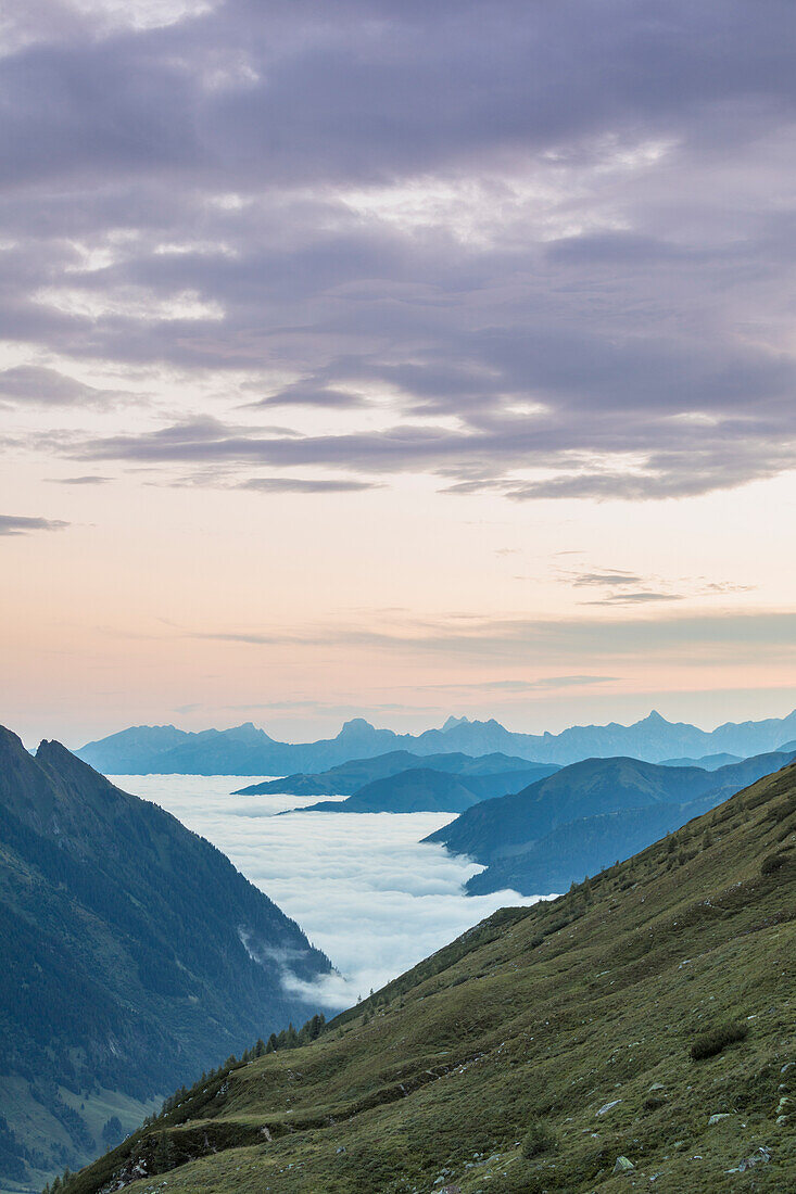 Entlang der Großglockner Hochalpenstraße, Panorama zum Tal, bedeckt von den Wolken, in der Ferne die Berchtesgadener Alpen, Fusch an der Großglocknerstraße, Österreich