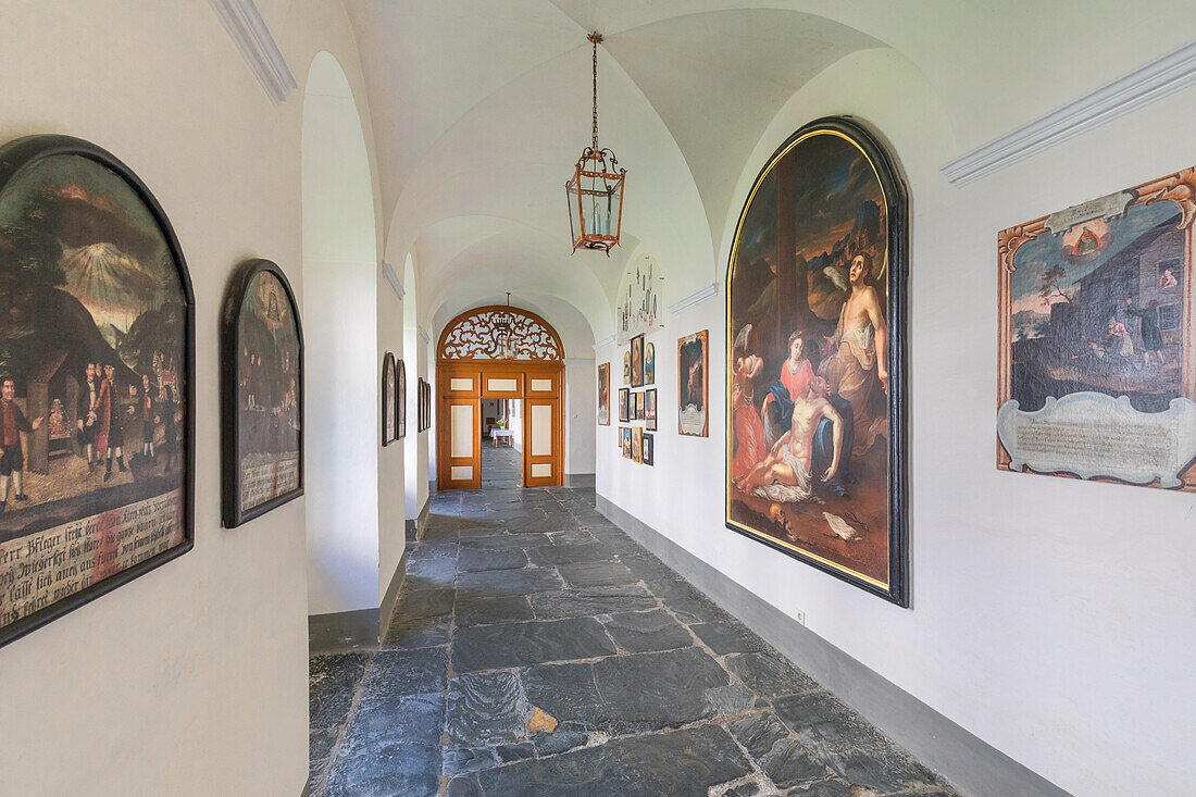 Innenraum des Klosters Maria Luggau mit Gemälden und antiken Kunstwerken, Maria Luggau, Lesachtal, Hermagor, Kärnten, Österreich