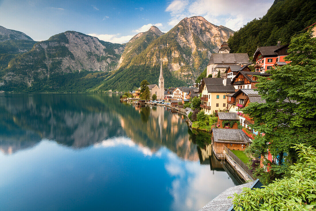 Das österreichische Dorf Hallstatt und der See, Oberösterreich, Region Salzkammergut, Österreich