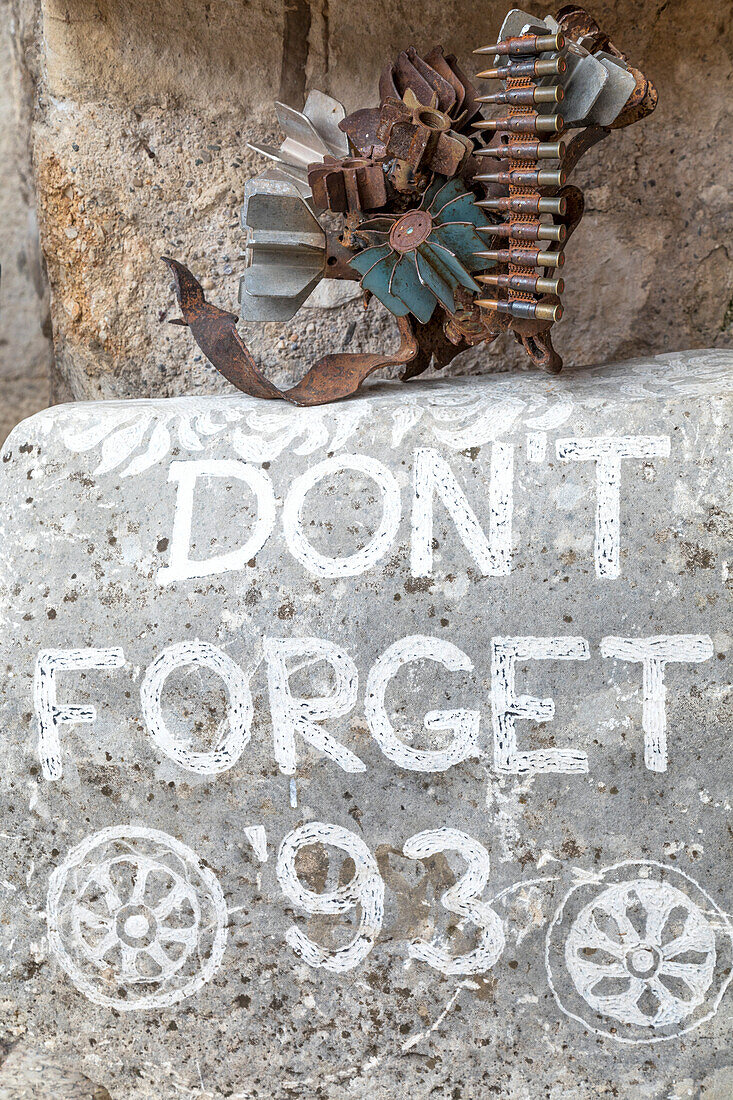 'Ein mit ''Nicht Vergessen'' '93 beschrifteter Stein, der sich auf den Krieg auf der Straße Onescukova, der Altstadt von Mostar, Bosnien und Herzegowina'
