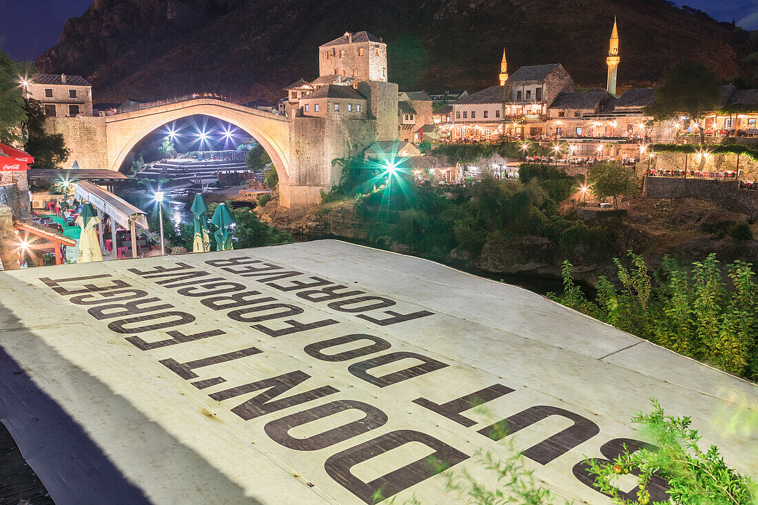 Alte Brücke (Stari Most) und ein Satz Vergessen Sie nicht, aber vergeben Sie, verweisen Sie auf den Krieg auf dem Balkan, Mostar, Bosnien und Herzegowina