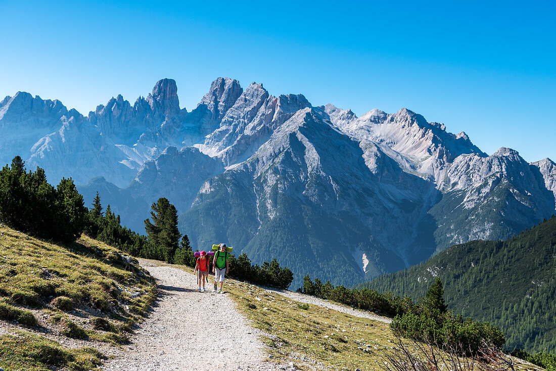 Prato Piazza / Plätzwiese, Dolomiten, Südtirol, Italien, Zwei Kinder wandern über die Prato Piazza / Plätzwiese, im Hintergrund die Berggruppe Cristallo