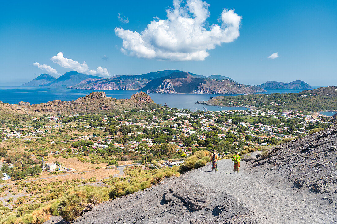 Vulkan, Messina Bezirk, Sizilien, Italien, Europa, Wanderer auf Abstieg vom Vulcano-Krater