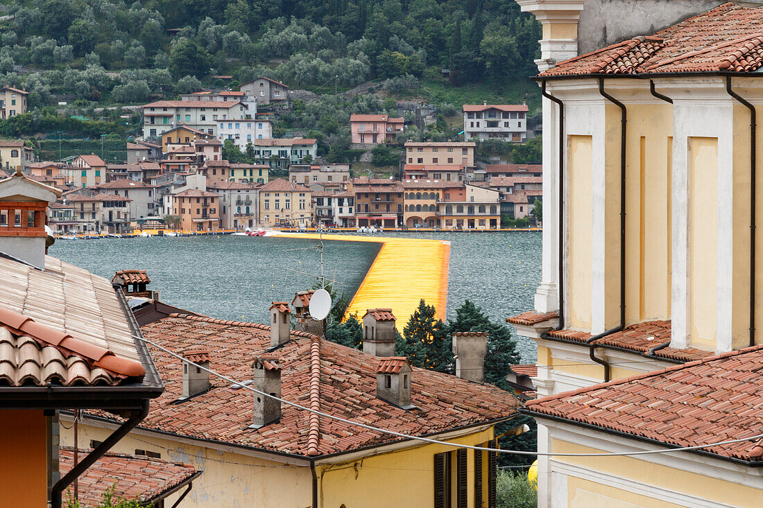 Iseo See, Lombardei, Italien, die sich hin- und herbewegenden Piers