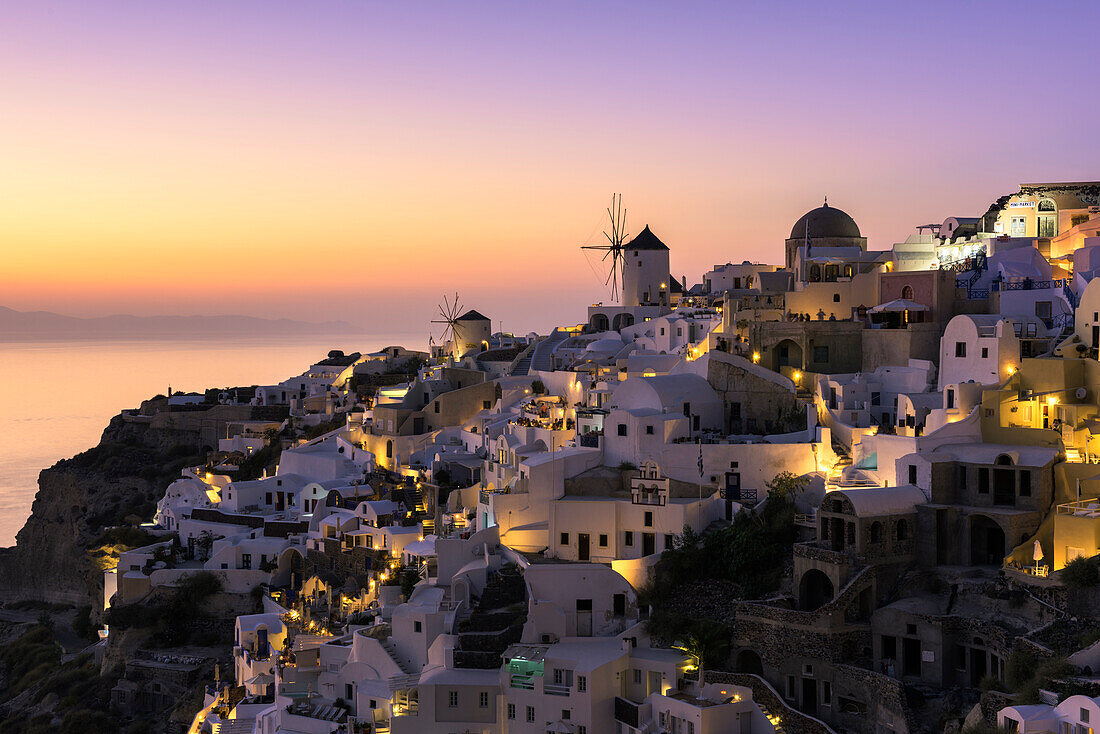 Oia, Santorini, Griechenland Das Dorf Oia bei Sonnenuntergang