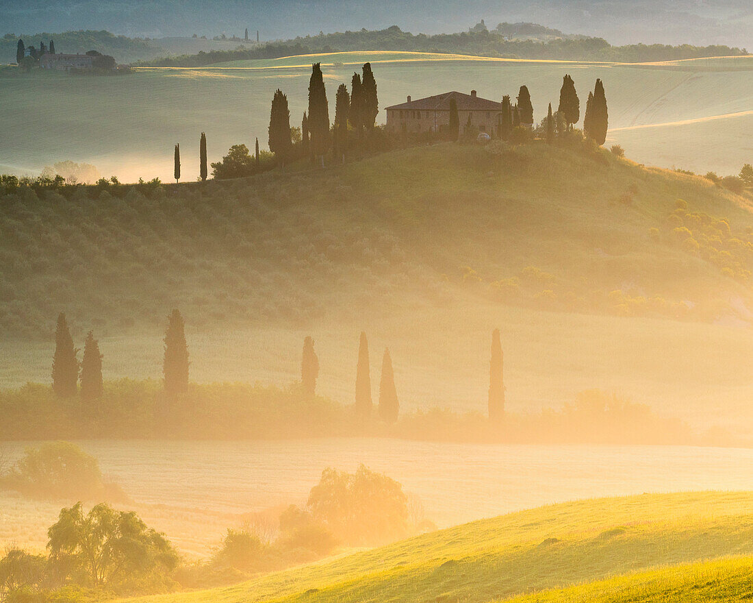 Belvedere Bauernhaus in der Dämmerung, San Quirico d'Orcia, Orcia-Tal, Provinz Siena, Italien, Europa